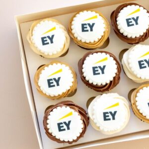 Picture & Logo Cupcakes Lotus, Kinder Bueno & Chocolate - Toppers on all